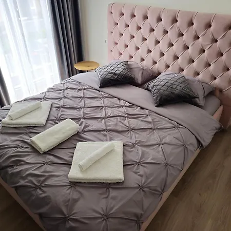 Plaza Apartment *